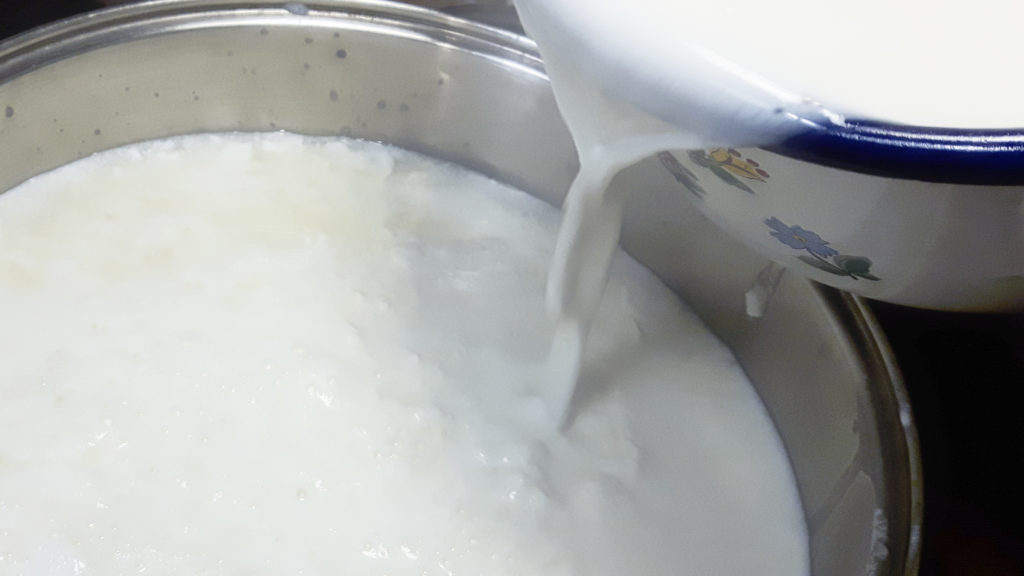 Przepis na twaróg - Dodawanie mleka