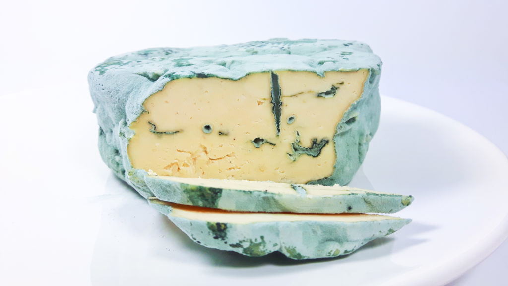 przepis wegański blue roquefort ser z nerkowców  z niebieską pleśnią
