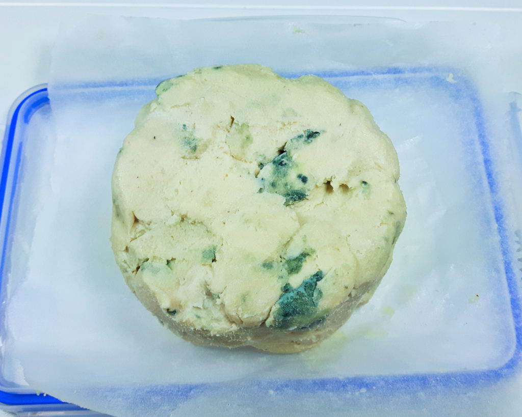 przepis wegański blue roquefort ser z nerkowców  z niebieską pleśnią
